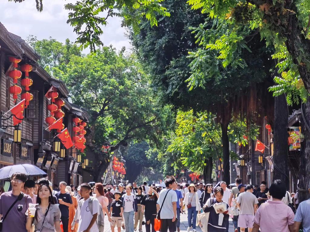 国庆节期间，三坊七巷历史文化街区游人如织。新华社发